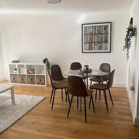 2 Bedroom Flat In Riverside West Лондон Екстер'єр фото