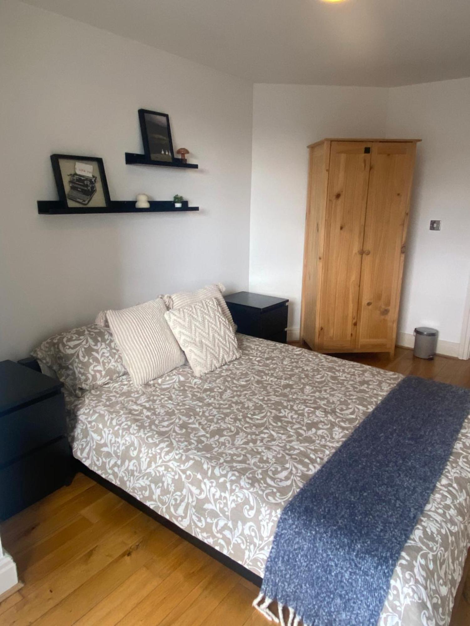 2 Bedroom Flat In Riverside West Лондон Екстер'єр фото